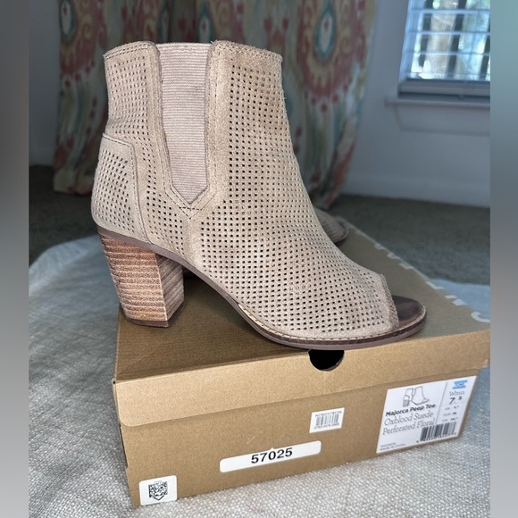 TOMS Majorca Peep Toe Bootie (Stucco Suede Perforated) block heel - Picture 6 of 16